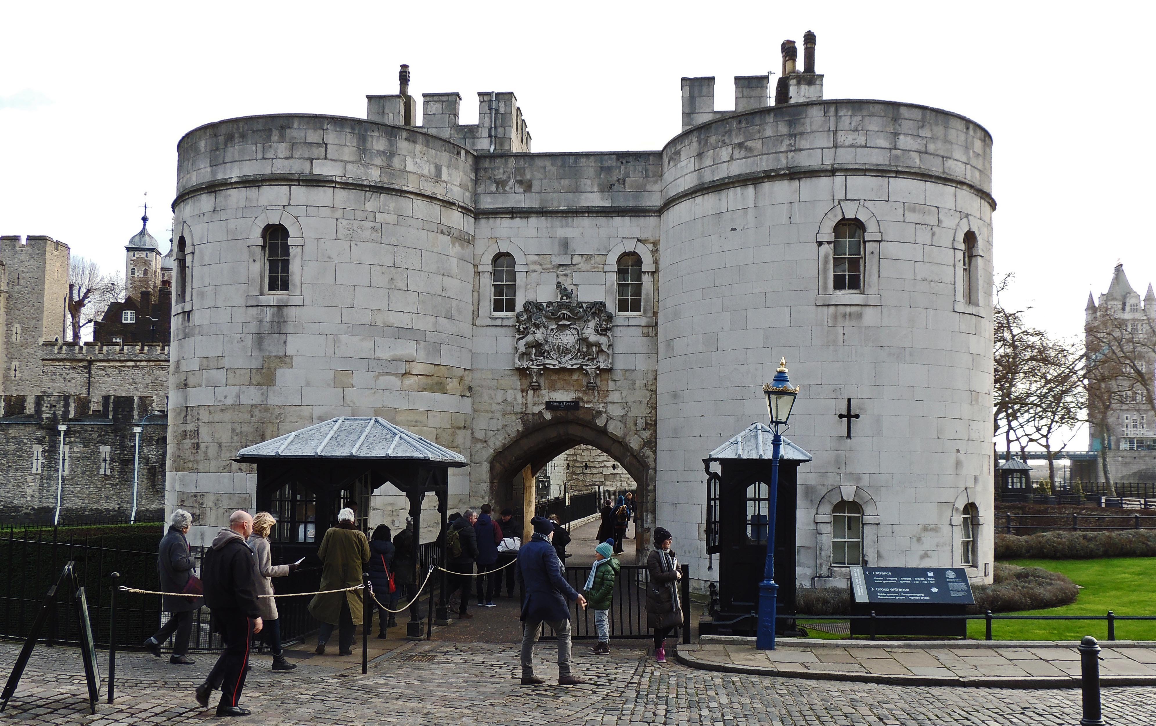 The tower of london was a prison. Лондонский Тауэр Кровавая башня. Замок Тауэр внутри. Лондонский Тауэр водные ворота Генриха III.