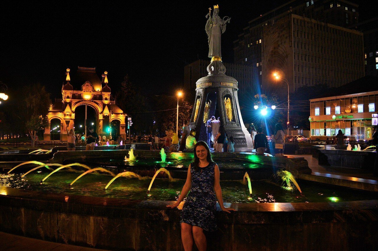 Нашла телефон краснодар. Краснодар Триумфальная арка фонтан. Достопримечательности Краснодар арка ночью. Краснодар доспремичательности. Главная достопримечательность Краснодара.