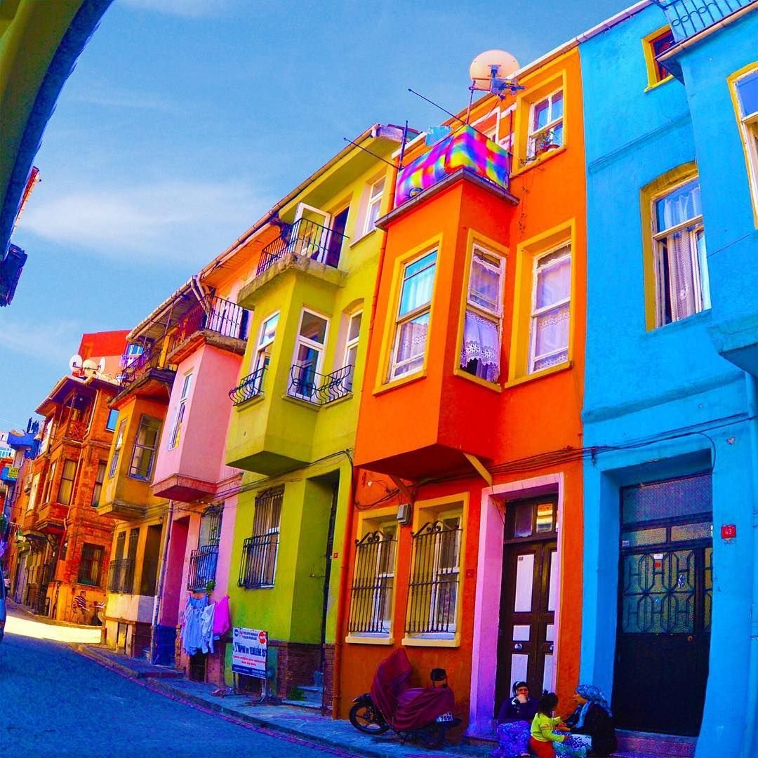 Стамбул район с цветными домами
