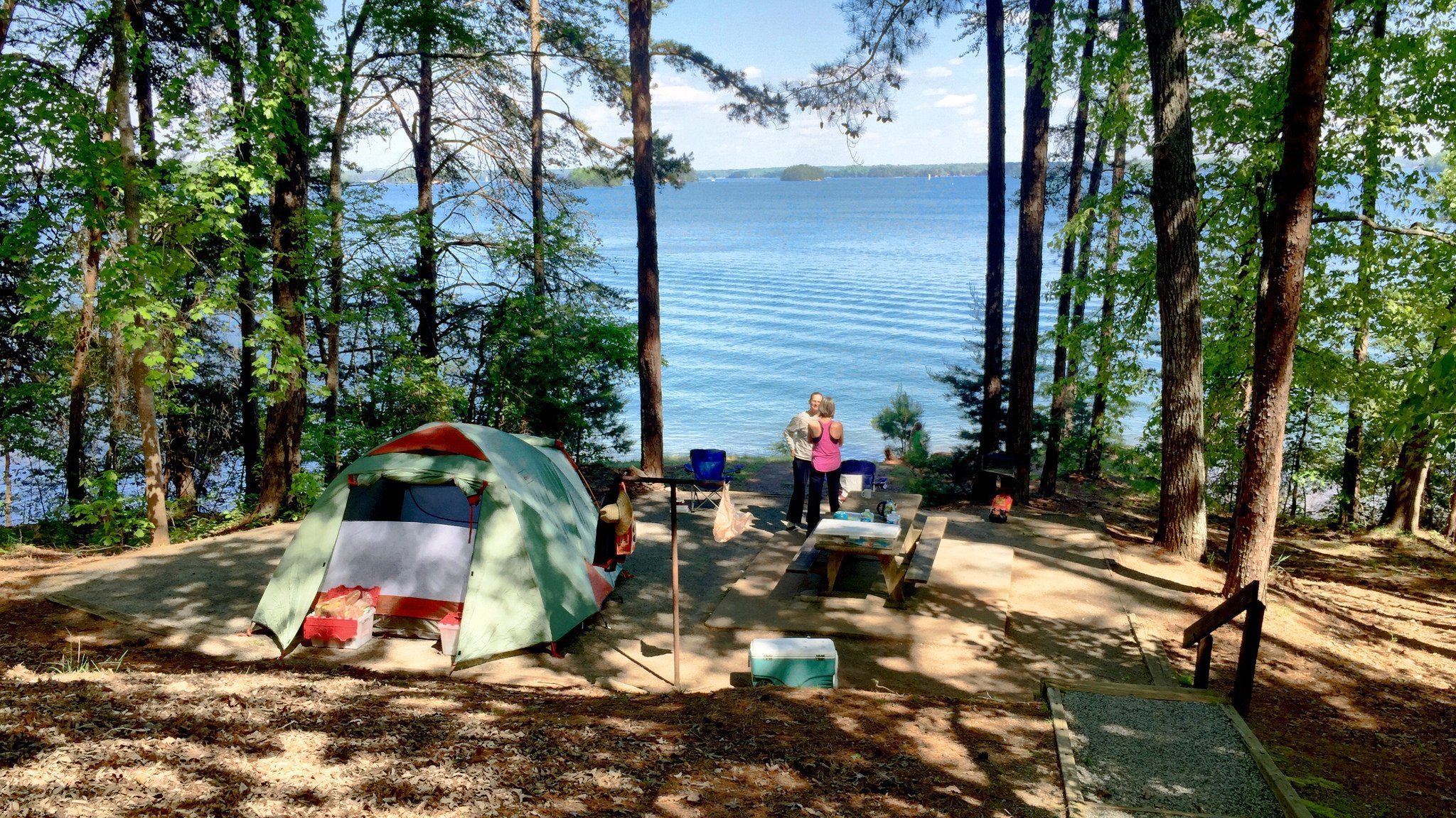 Кемпинги рядом. Поляна Увильды кемпинг. Лесная Поляна Тургояк с палатками. Палаточный лагерь на озере Увильды. Озеро Увильды кемпинг с палатками.