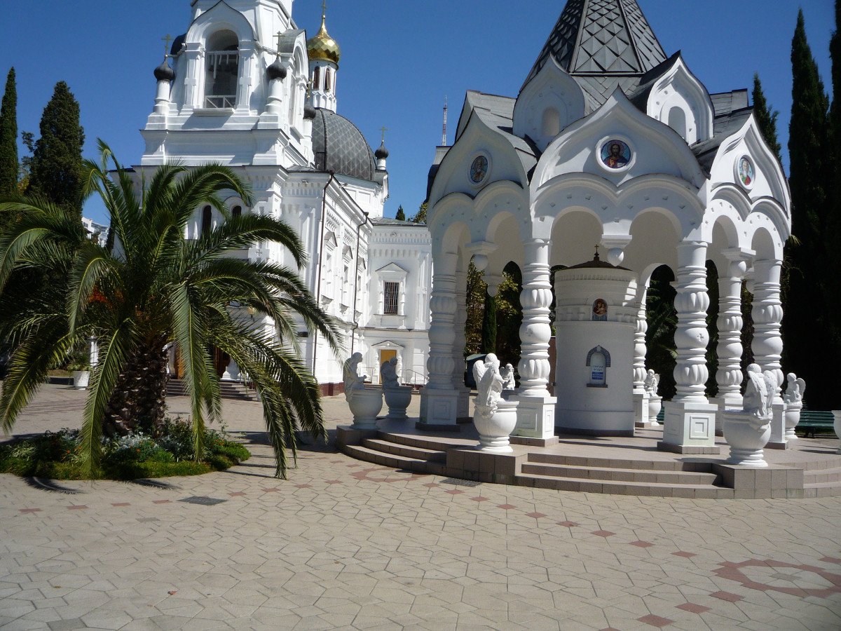 Церковь архангела михаила сочи. Собор Михаила Архангела (Сочи). Храм Архистратига Михаила Сочи. Адлер храм Архангела Михаила. Храм Святого Архангела Сочи.