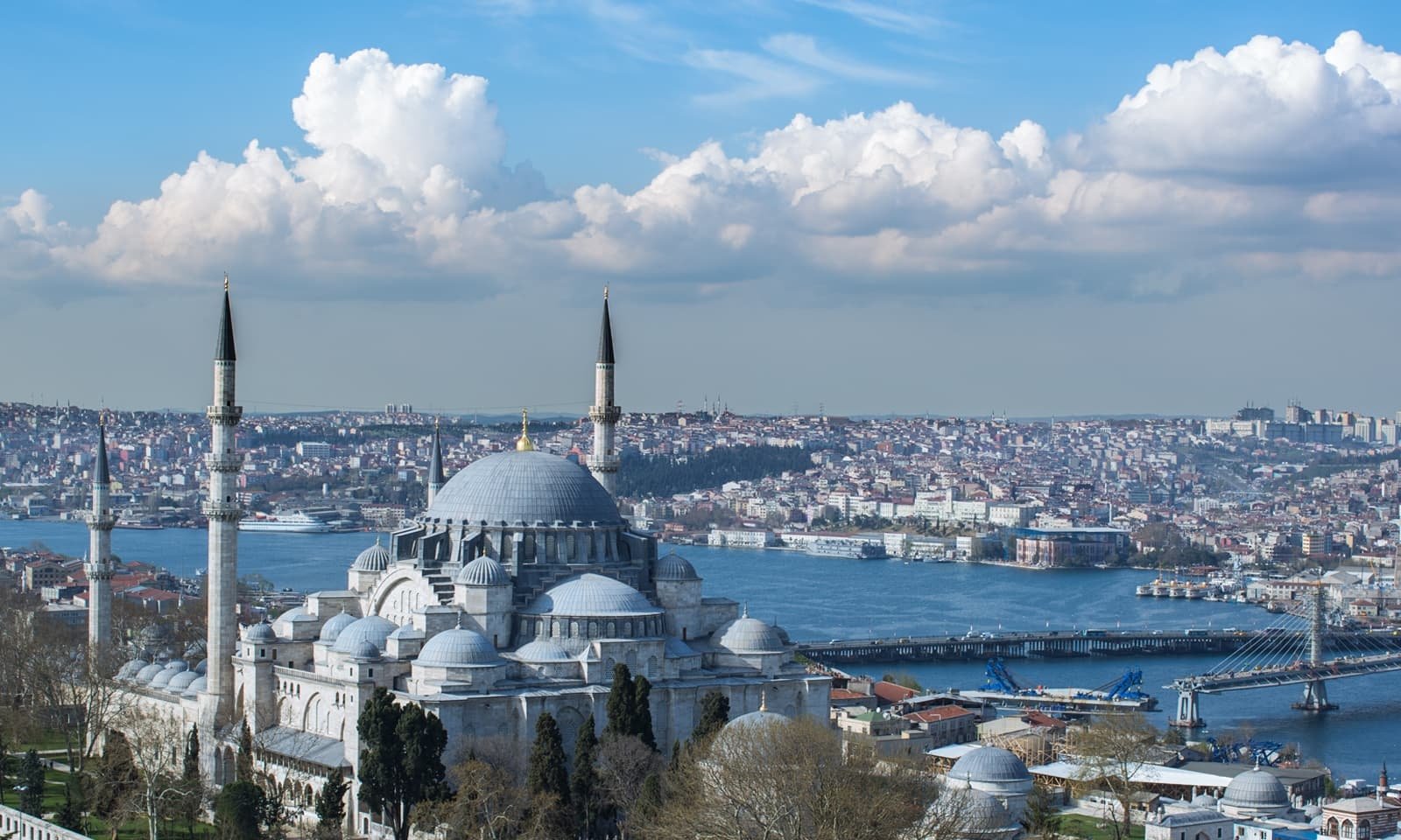 Туры в стамбул в апреле 2024. Турция столица Стамбул. Стамбул город Босфор. Стамбул зимой Босфор. Султанахмет мечеть панорама.