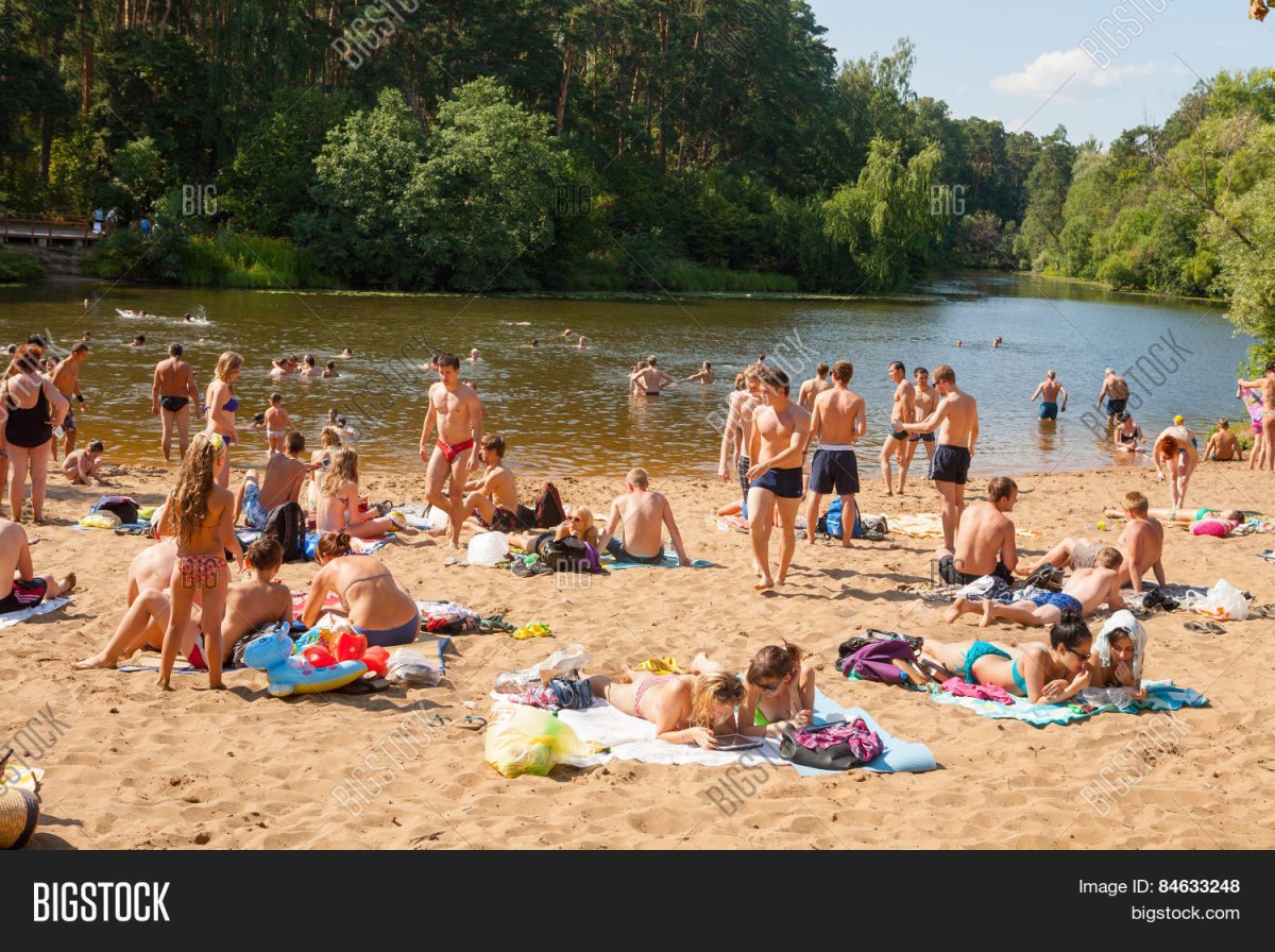 Пляж серебряный Бор река