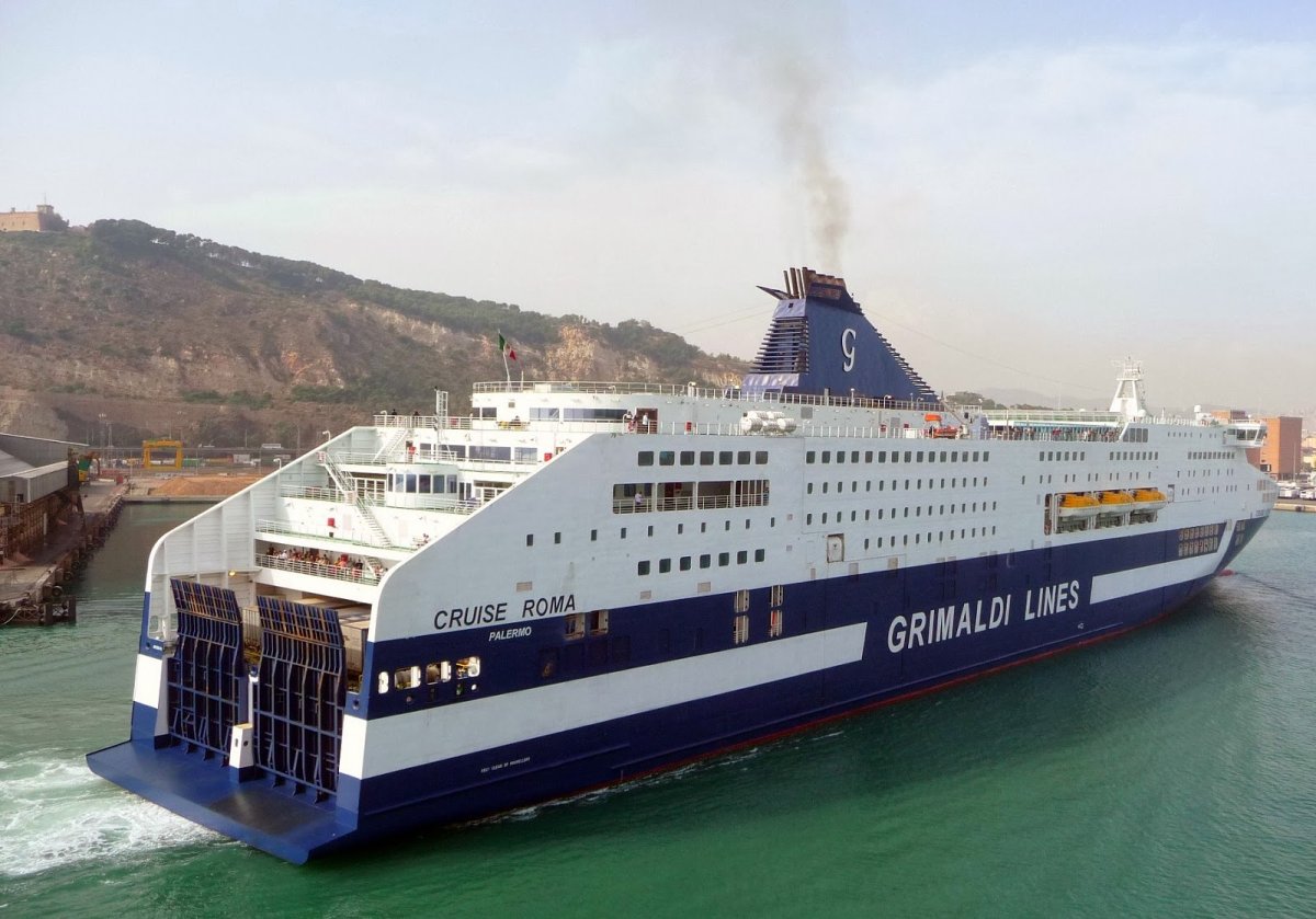 Паромы италия. Паром Grimaldi lines. Паром Гримальди лайн. Паром grandi Navi veloci. Паромы Италии.