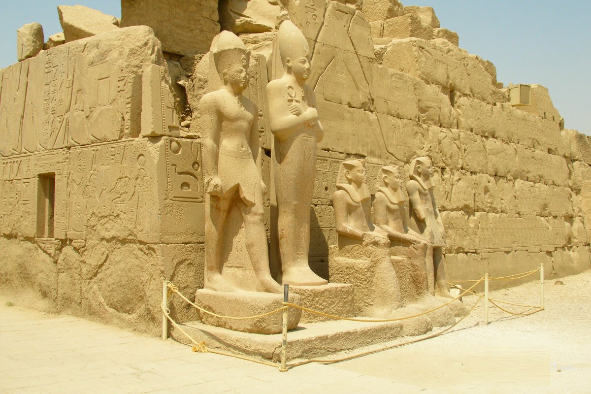 Египет в начале июня. Луксорский храм Египет скульптура. Луксорский храм Луксор экскурсия. Луксорский храм во времена древнего Египта. Древнеегипетские статуи Луксор.