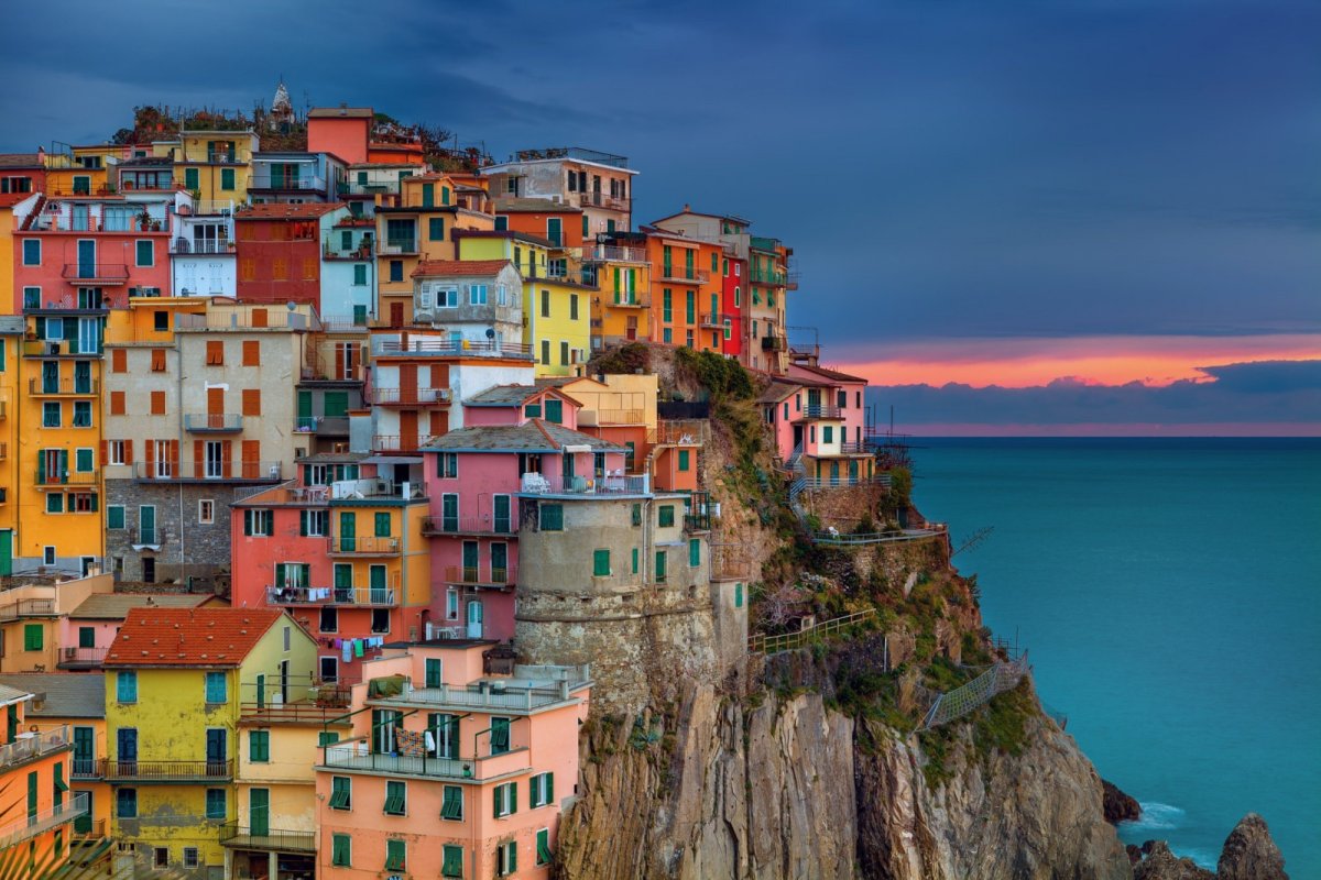 Город в италии на скалах у моря