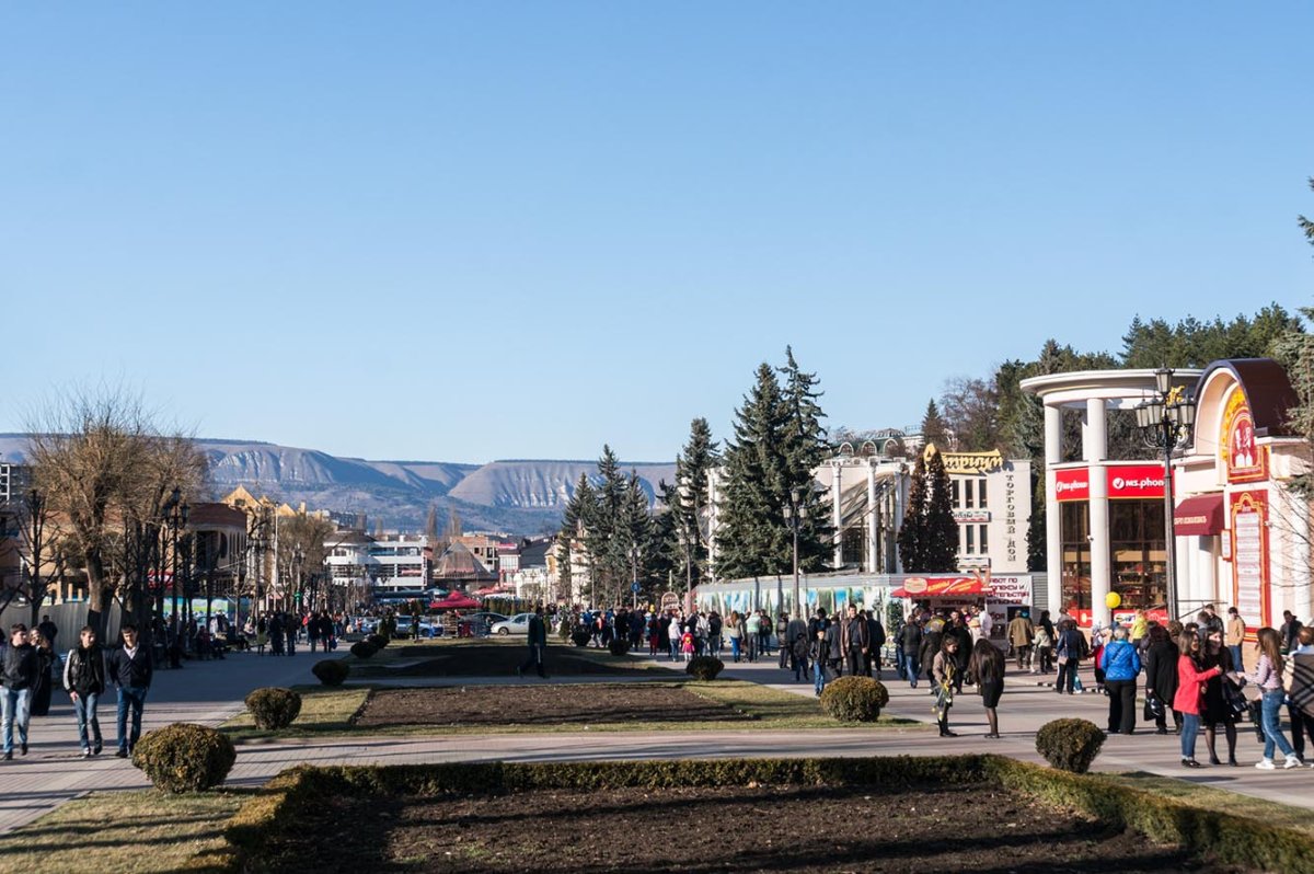 Кисловодск температура. Кировск Курортный бульвар. Кисловодск променад. Кисловодск Курортный бульвар 21. Курортный бульвар в Кисловодске в марте.