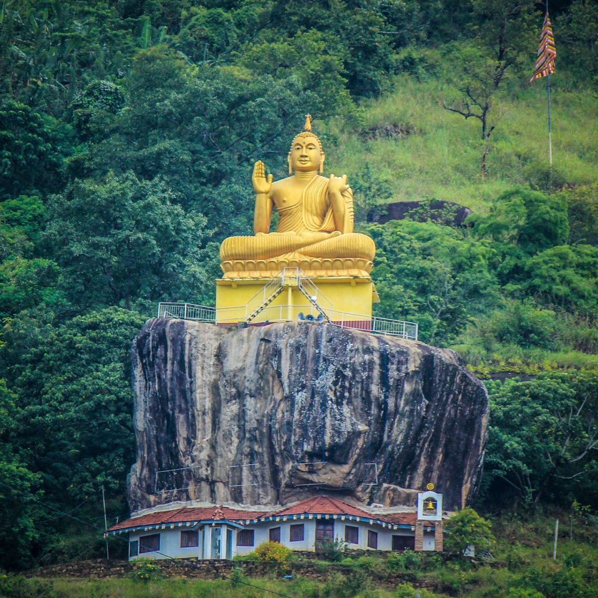 Будда на шри ланке. Aluvihara Cave Temple.