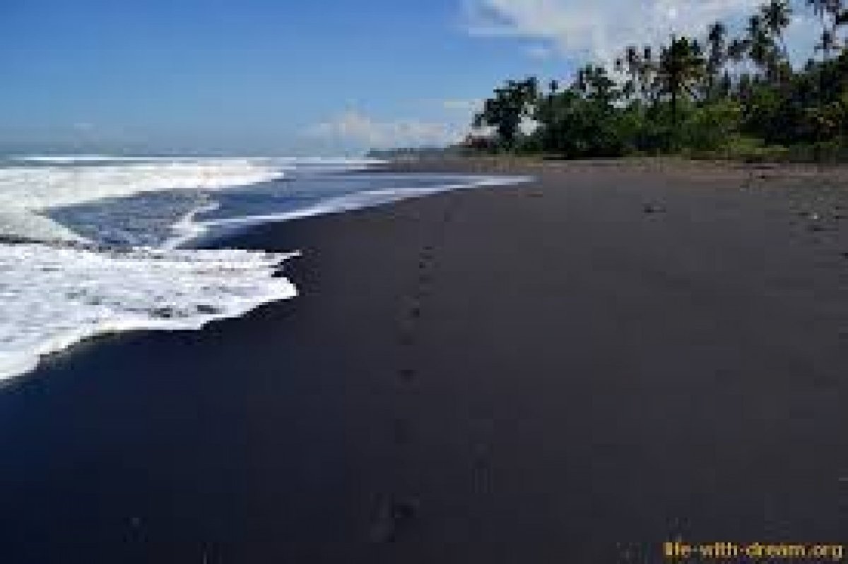 черный песок пляж