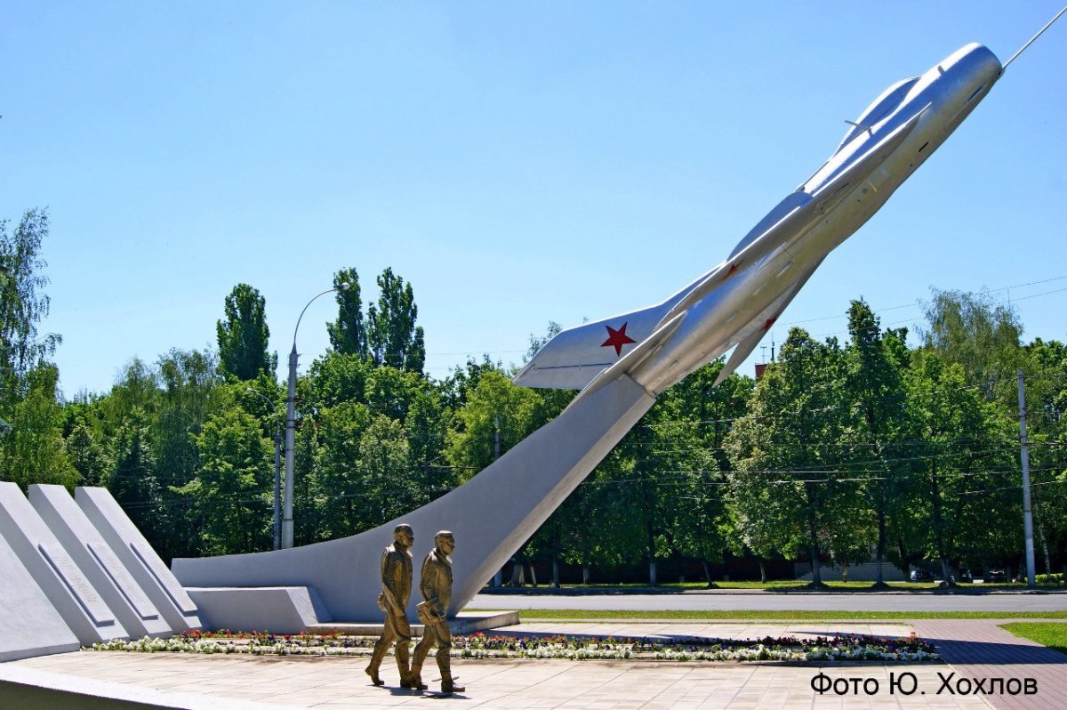 Памятник лётчикам в Липецке