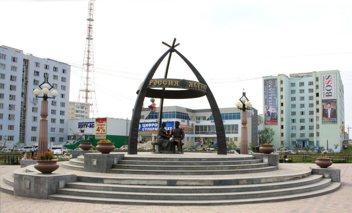 Памятник Дежневу в Якутске