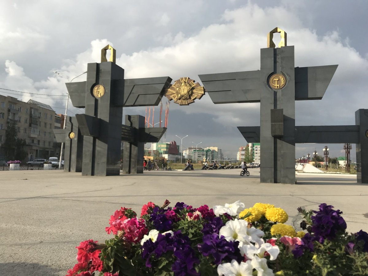 Памятник на площади Победы Якутск
