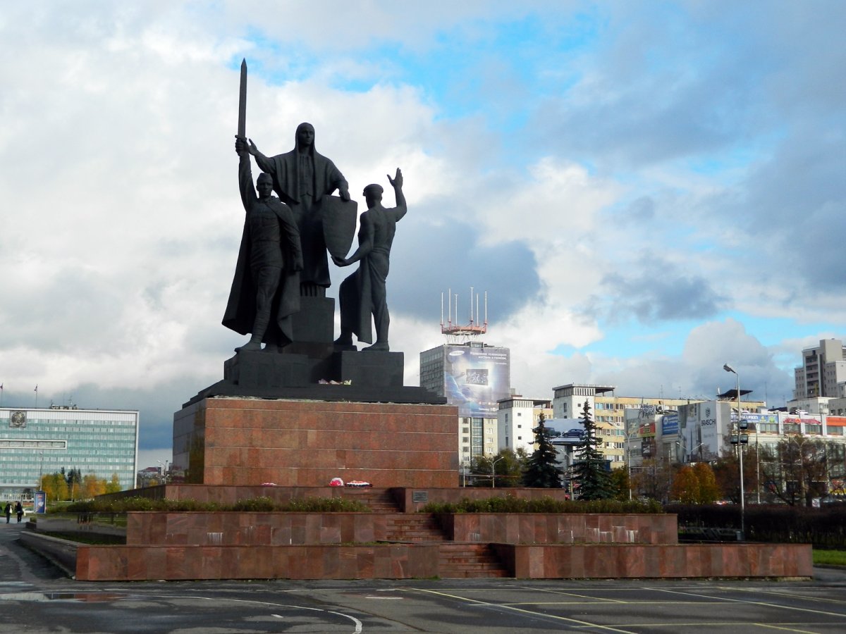 Памятник на эспланаде Пермь