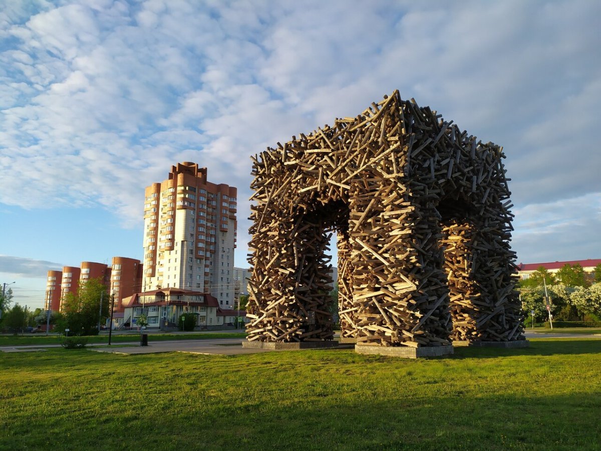 Пермь памятник букве «п» (Пермские ворота)