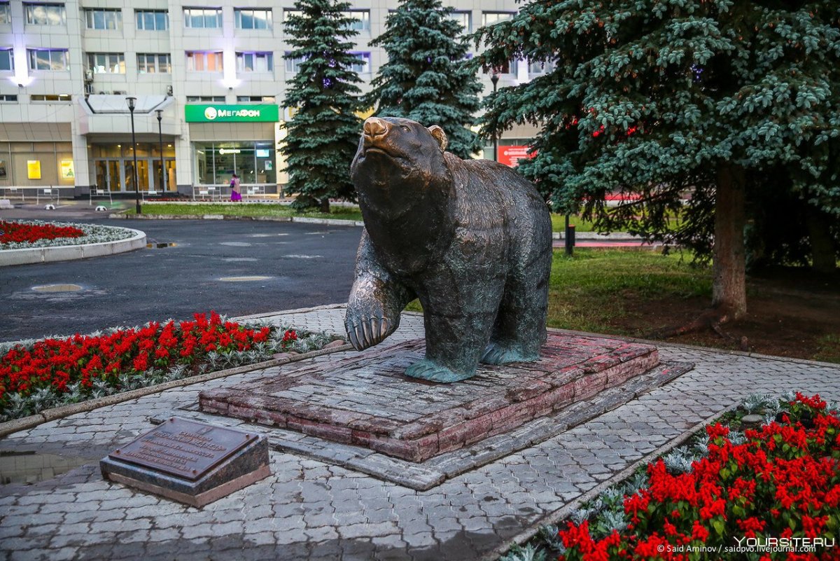 Памятник на набережной Пермь