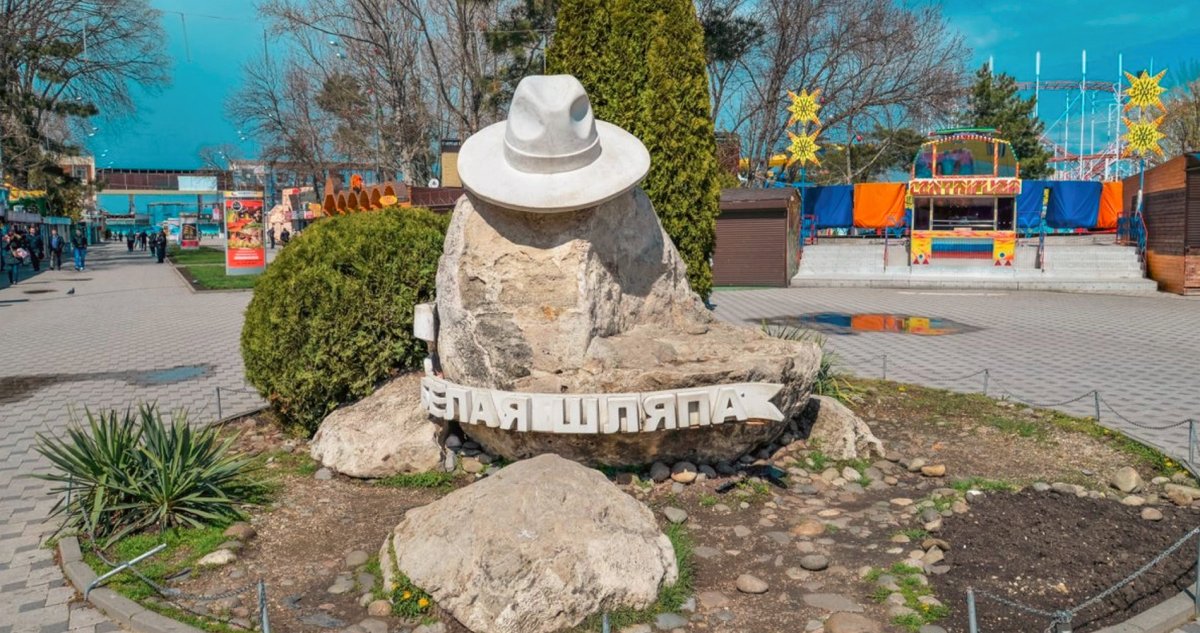 Памятник белой шляпе в городе Анапе.