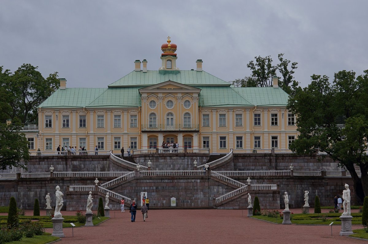 Ораниенбаум (дворцово-парковый ансамбль). Ломоносов город достопримечательности. Ломоносово Санкт-Петербург. Меньшиковский дворец Ориенбаум в Санкт-Петербурге.