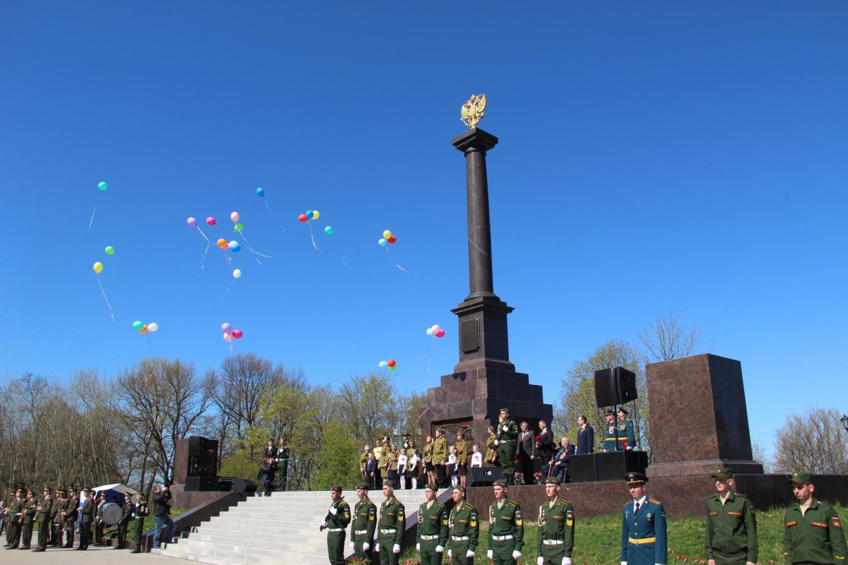 Монумент Ломоносов город воинской славы