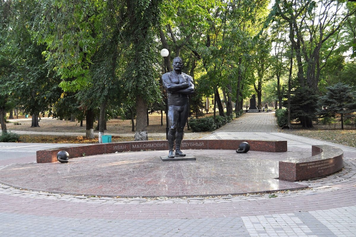 Парк Поддубного Ейск Петр и Феврония