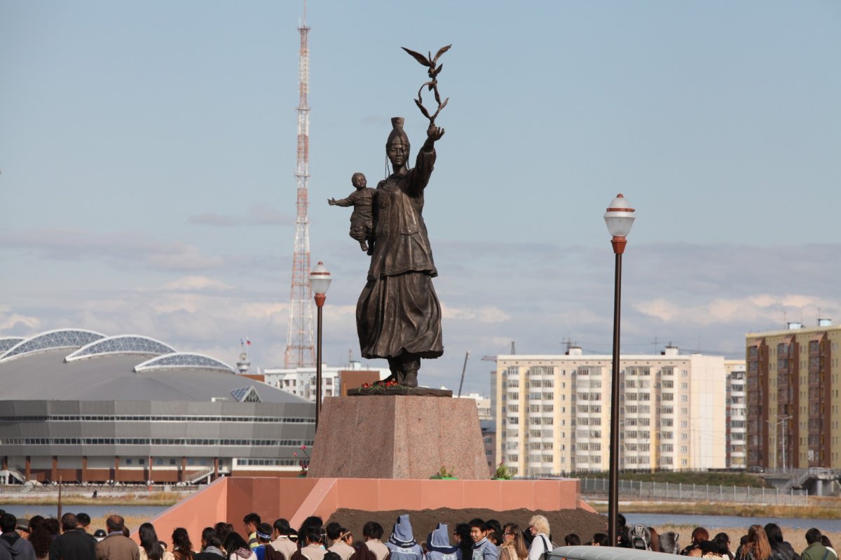 Кыыс Амма памятник