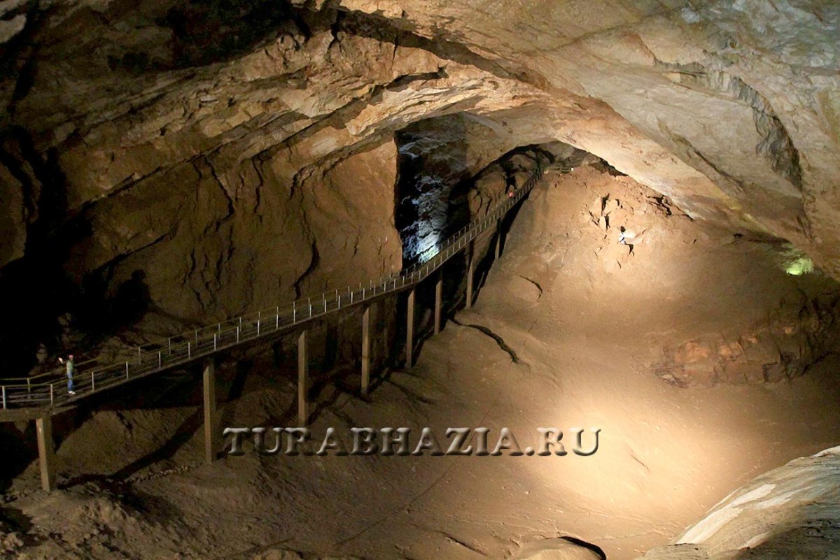 Кораллитовая галерея в Новоафонской пещере