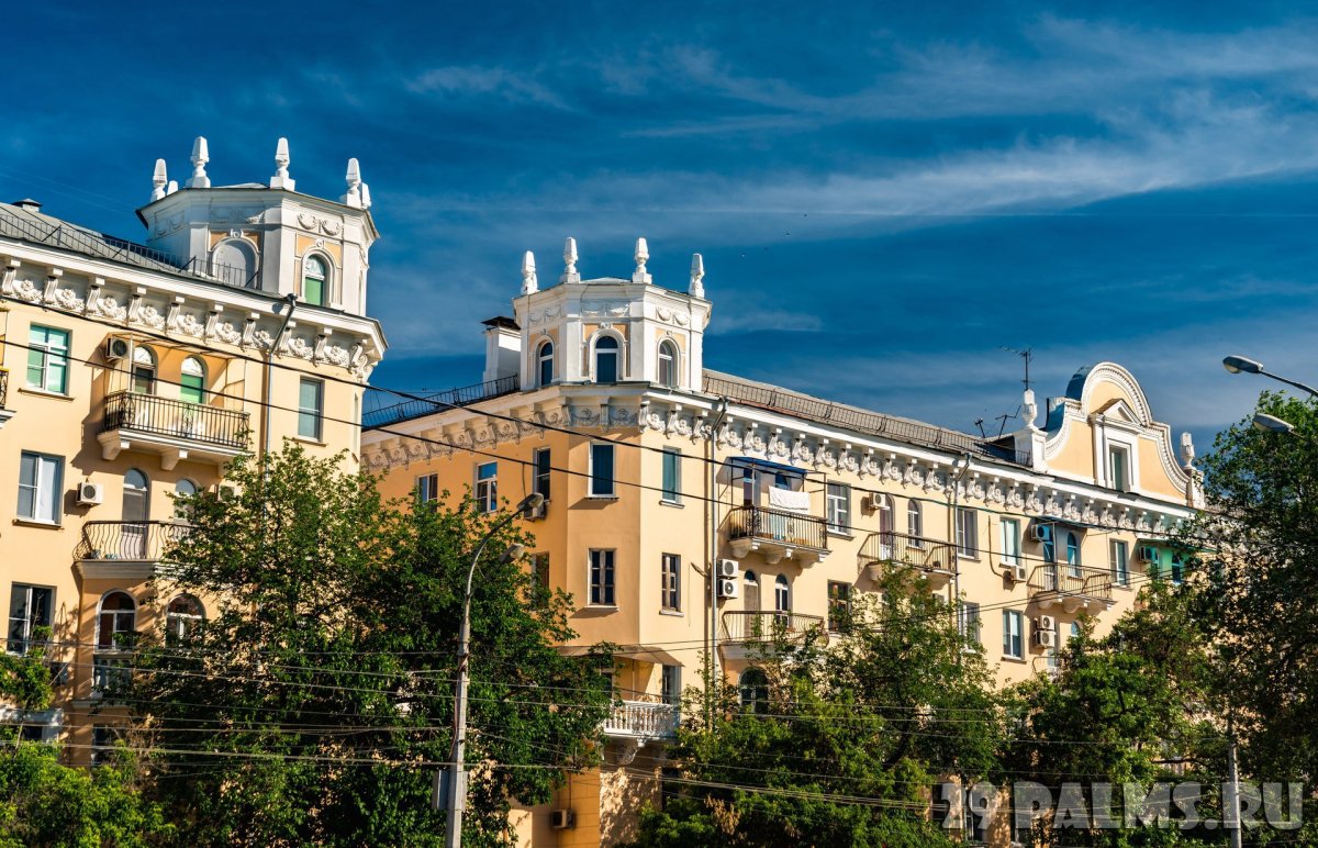 Зеленое здание в Астрахани