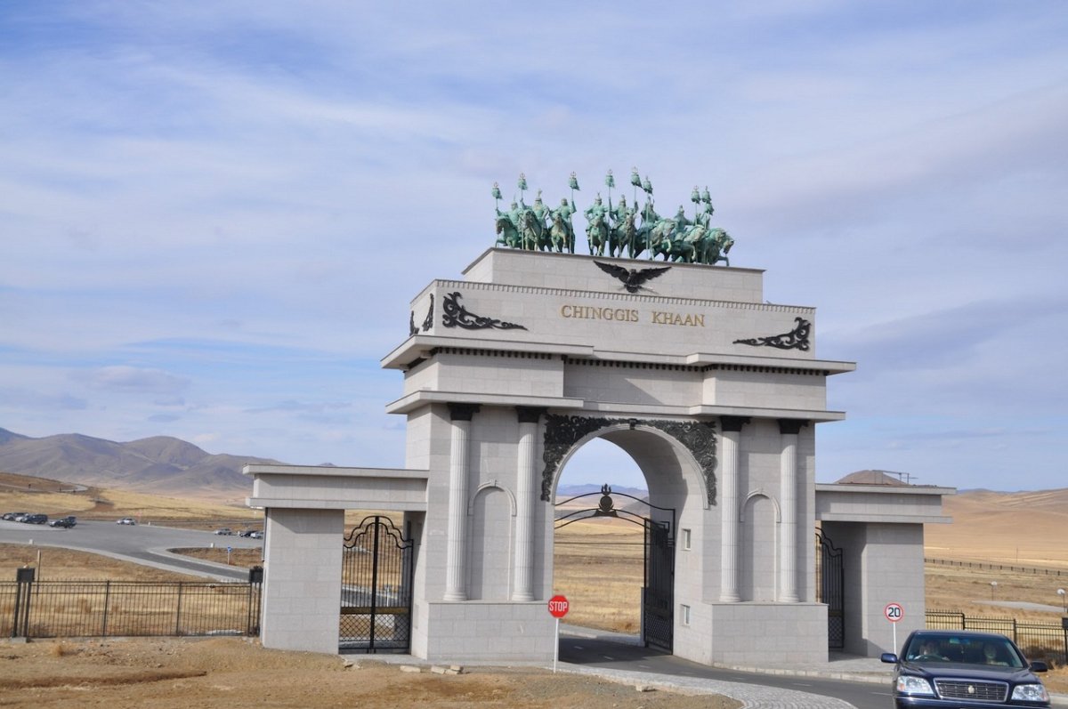 Памятник Чингисхану в Казахстане