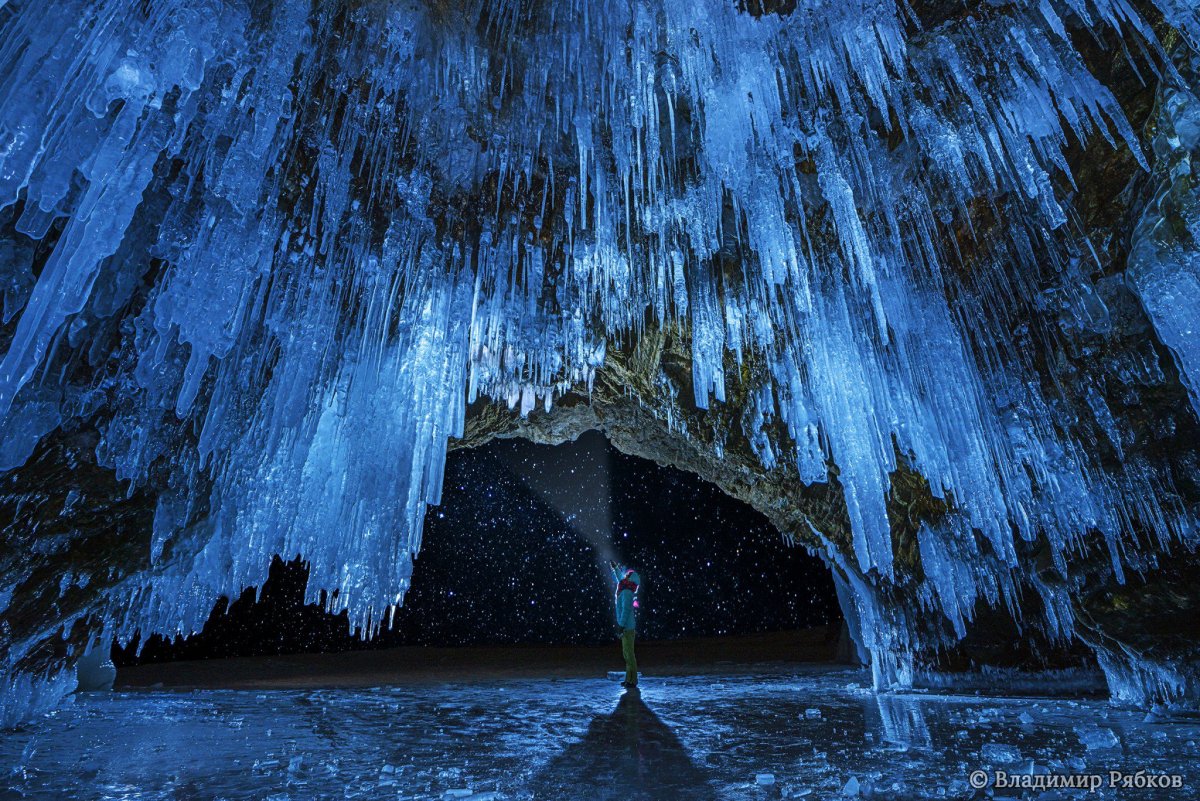 Ледяные гроты Байкала