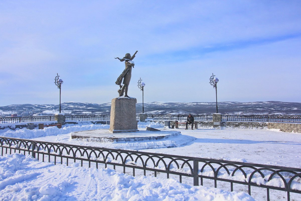 Мурманск памятник зимой