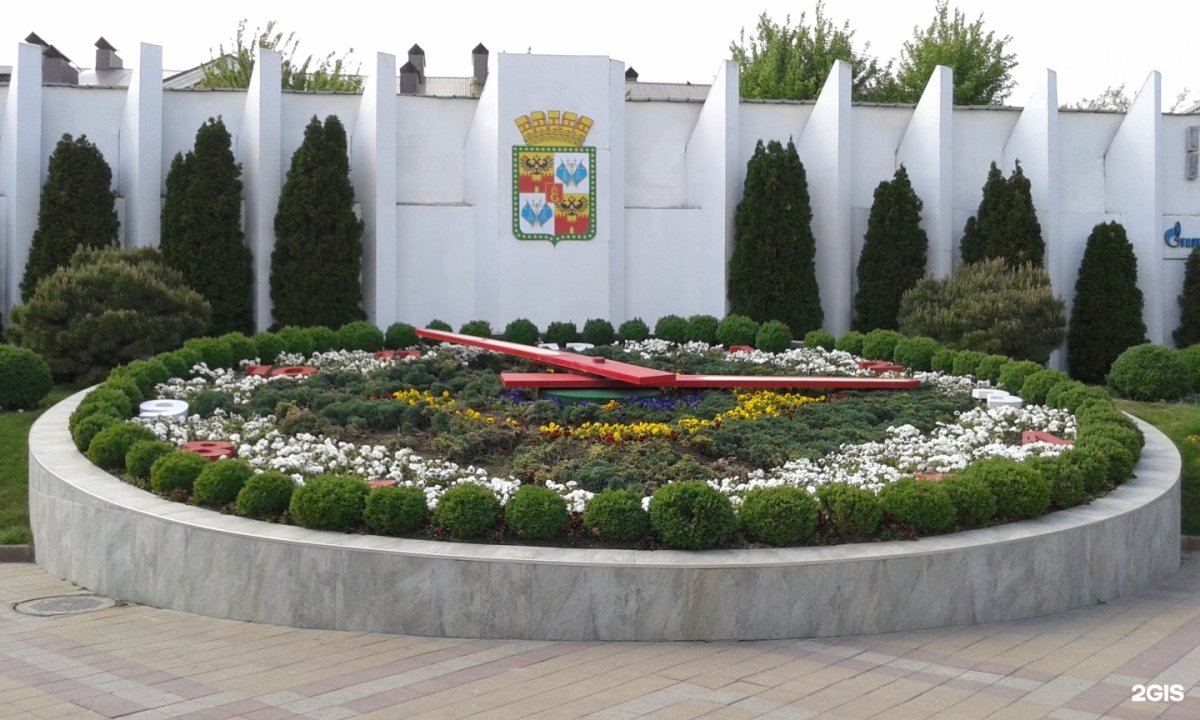 Цветочные часы на красной Краснодар