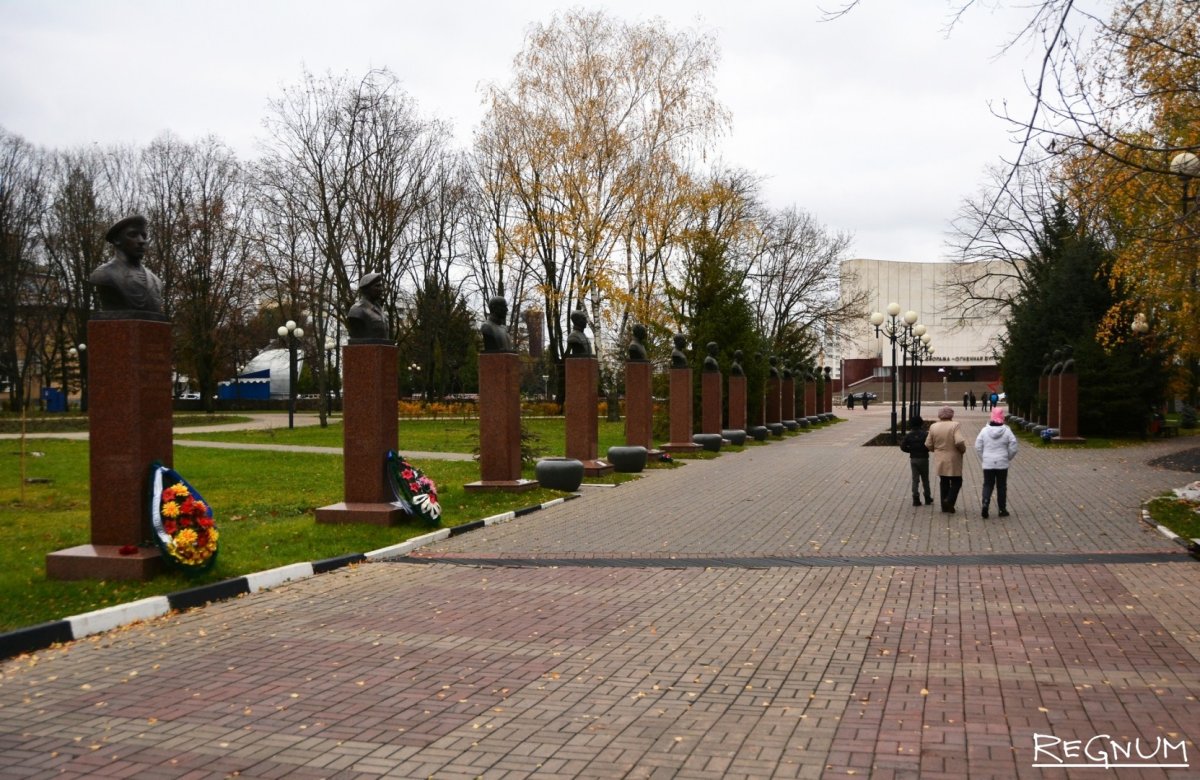 Фото аллее героев. Аллея героев советского Союза. Город белый аллея героев советского Союз. Аллея старооскольцев - героев советского Союза.. Аллея героев в Данкове.