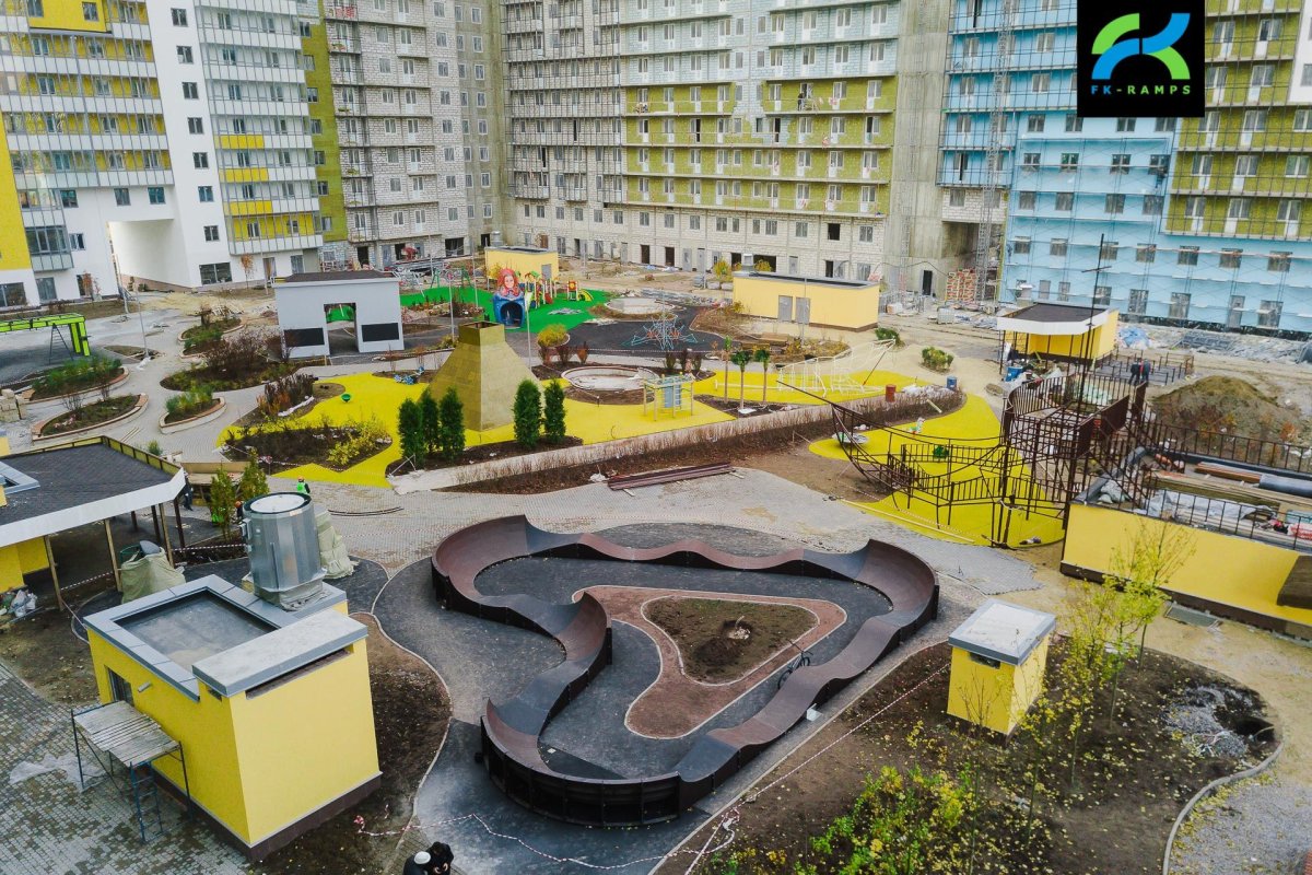 Многоквартирный дом с детской площадкой