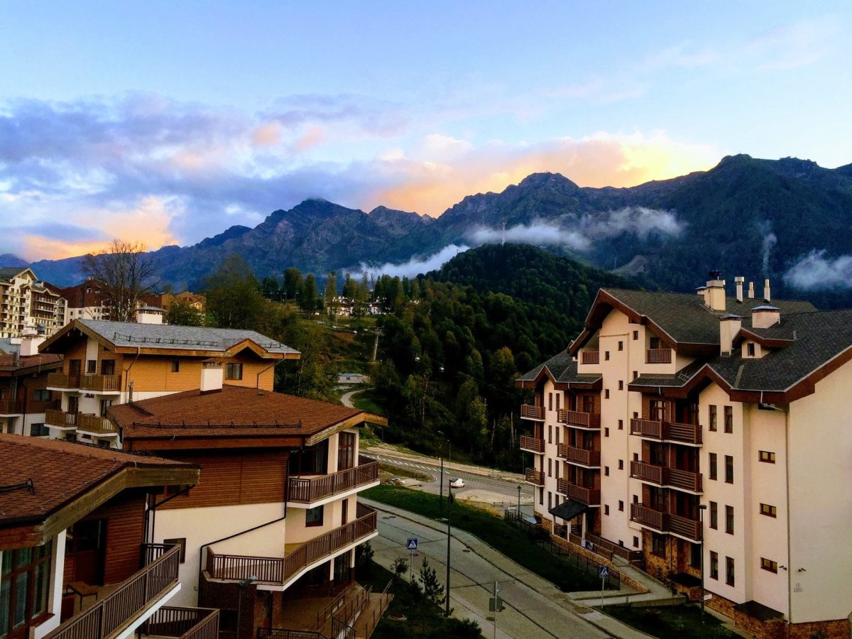 Ясная поляна сочи. Красная Поляна Сочи. Сочи горы красная Поляна. Sochi красная Поляна.