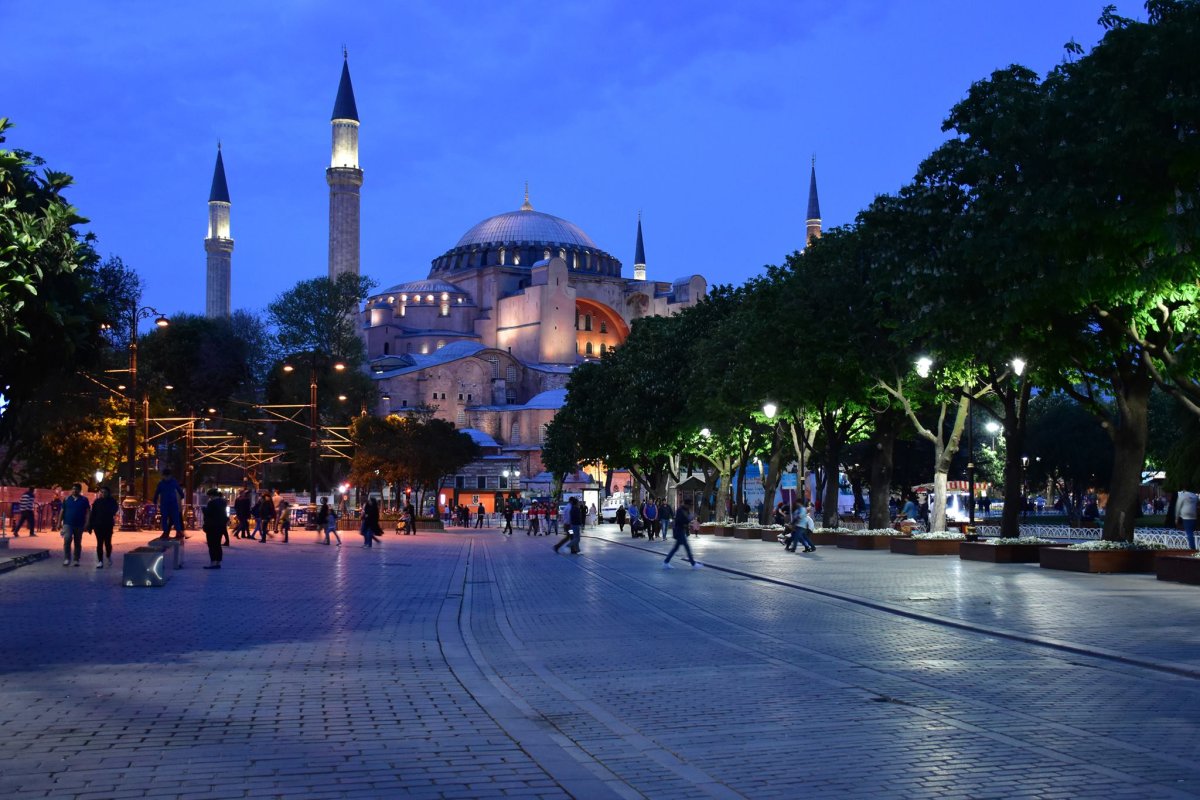 Время в стамбуле сегодня. Площадь Султанахмет в Стамбуле. Стамбул Центральная площадь Султанахмет. Ипподром Стамбул Султанахмет. Площадь Султанахмет (Sultanahmet Meydani).