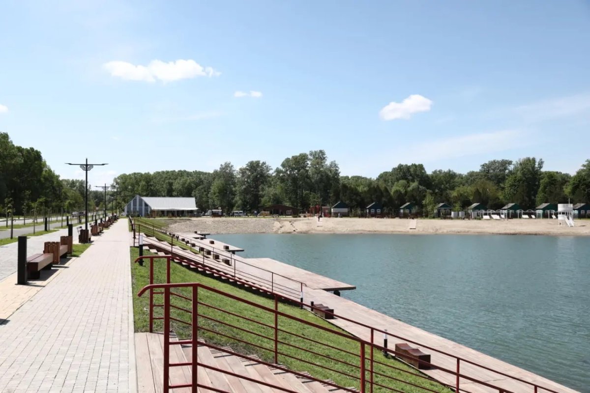 Армавир водохранилище. Пляж две зари Курганинск. Городской пляж две зари Курганинск. Парк Заря Курганинск. Курганинск Краснодарский край пляж набережная.