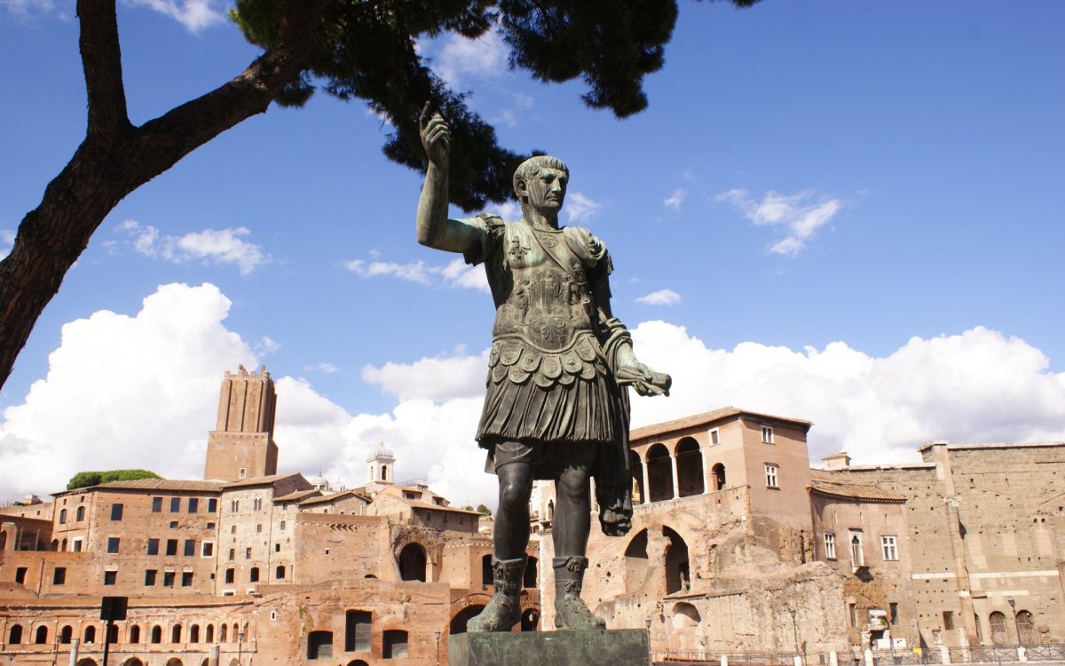 Статуя юлия цезаря в риме