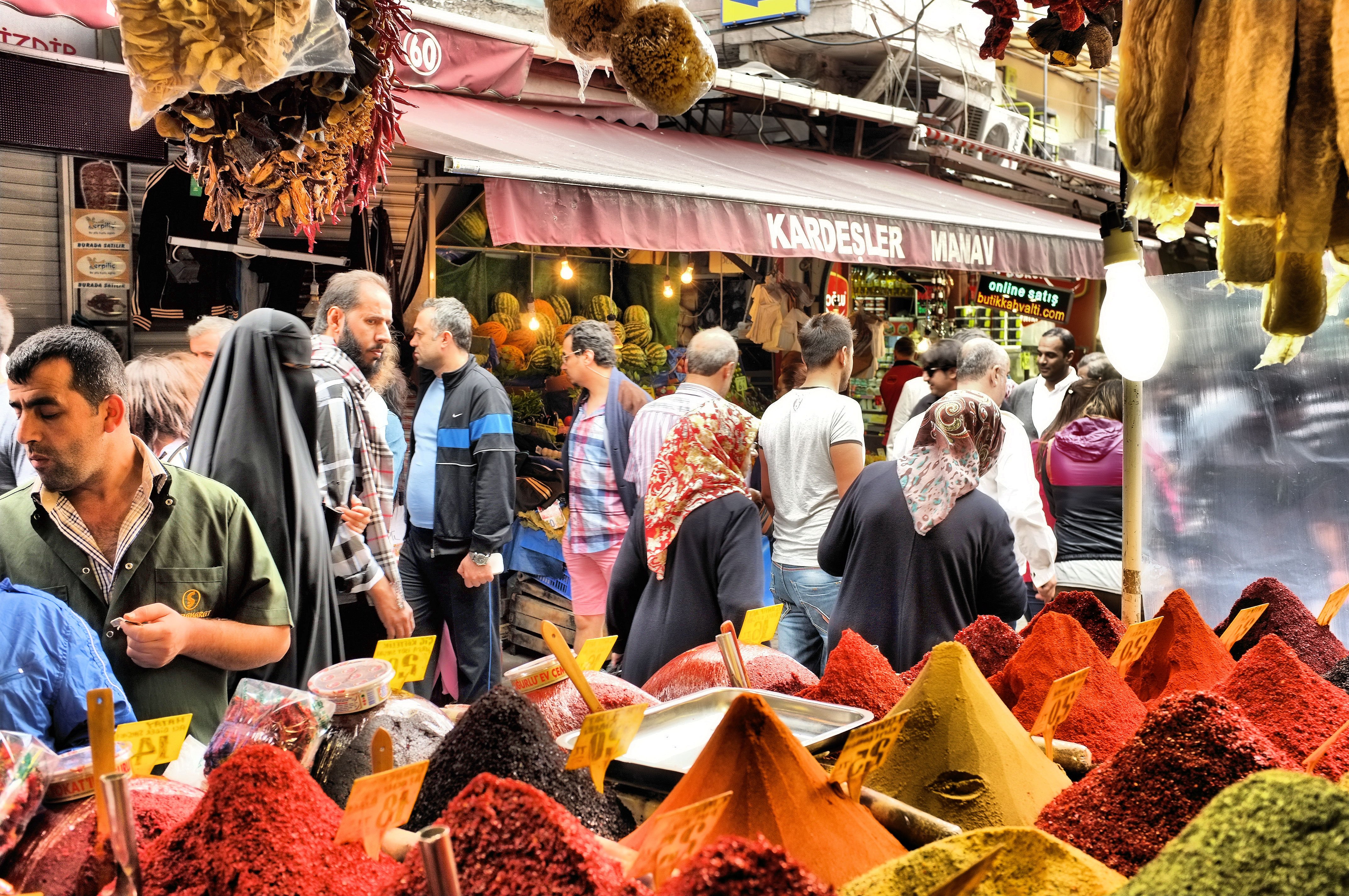 Обмен в стамбуле. Гранд базар Турция Стамбул. Рынок Аксарай в Стамбуле. Стамбульский рынок Рустави. Египетский базар Стамбул одежда.