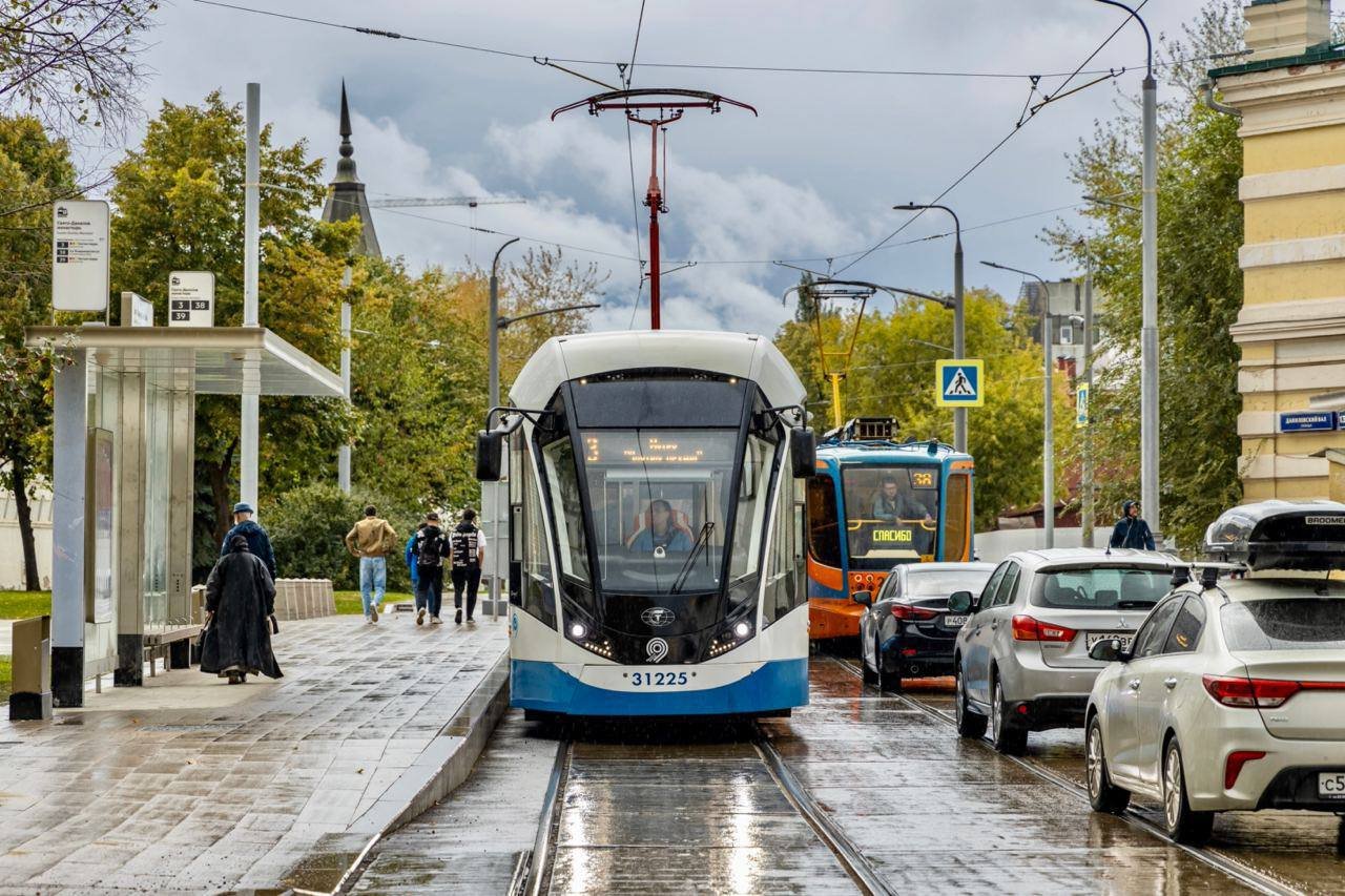 Перед трамвайной остановкой. Венские трамвайные платформы. Москва Венская Трамвайная платформа. Современный трамвай. Надземный трамвай.