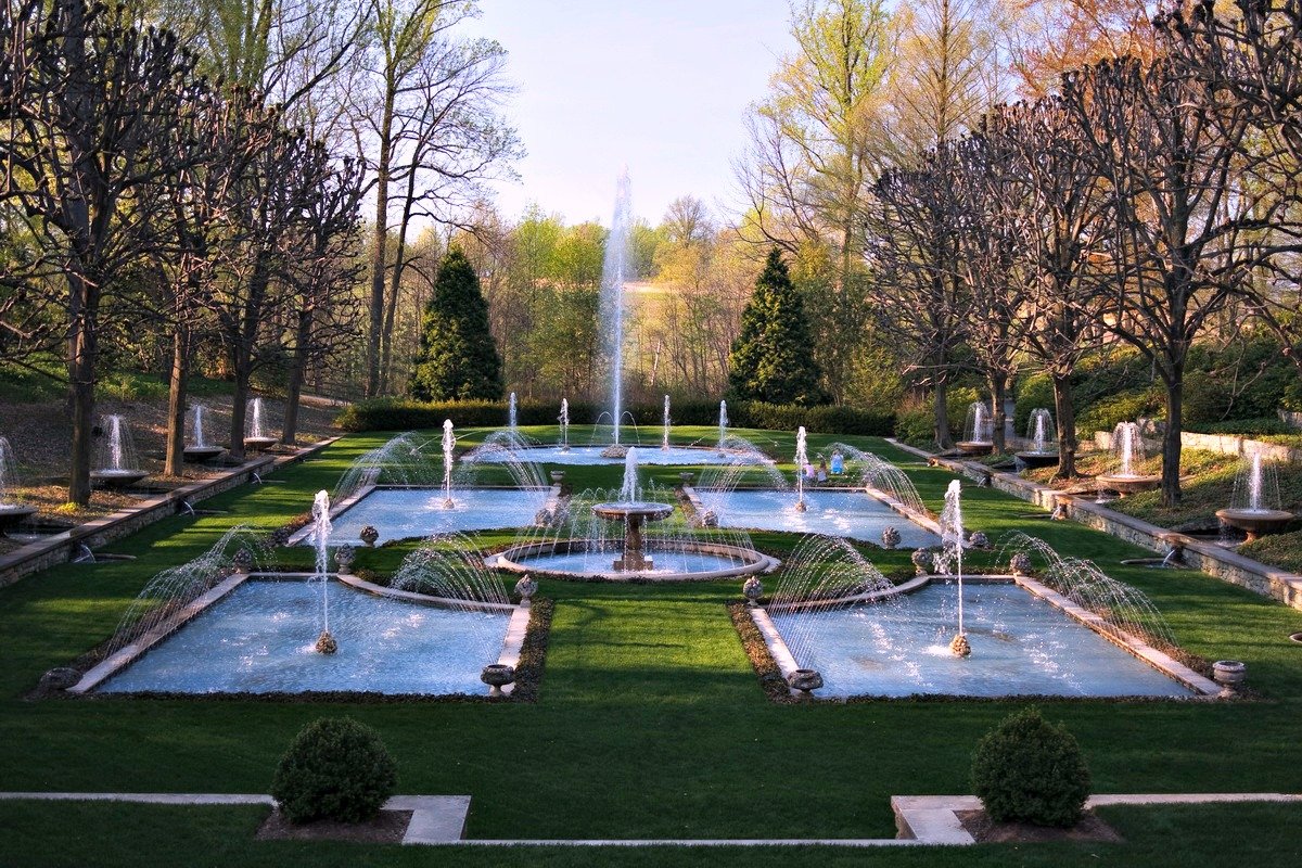 Сад пана. Longwood Gardens фонтаны. Фонтаны Longwood Gardens. Кеннет сквер, Пенсильвания. Немецкий сад с фонтаном. Сад с фонтаном и креслом.