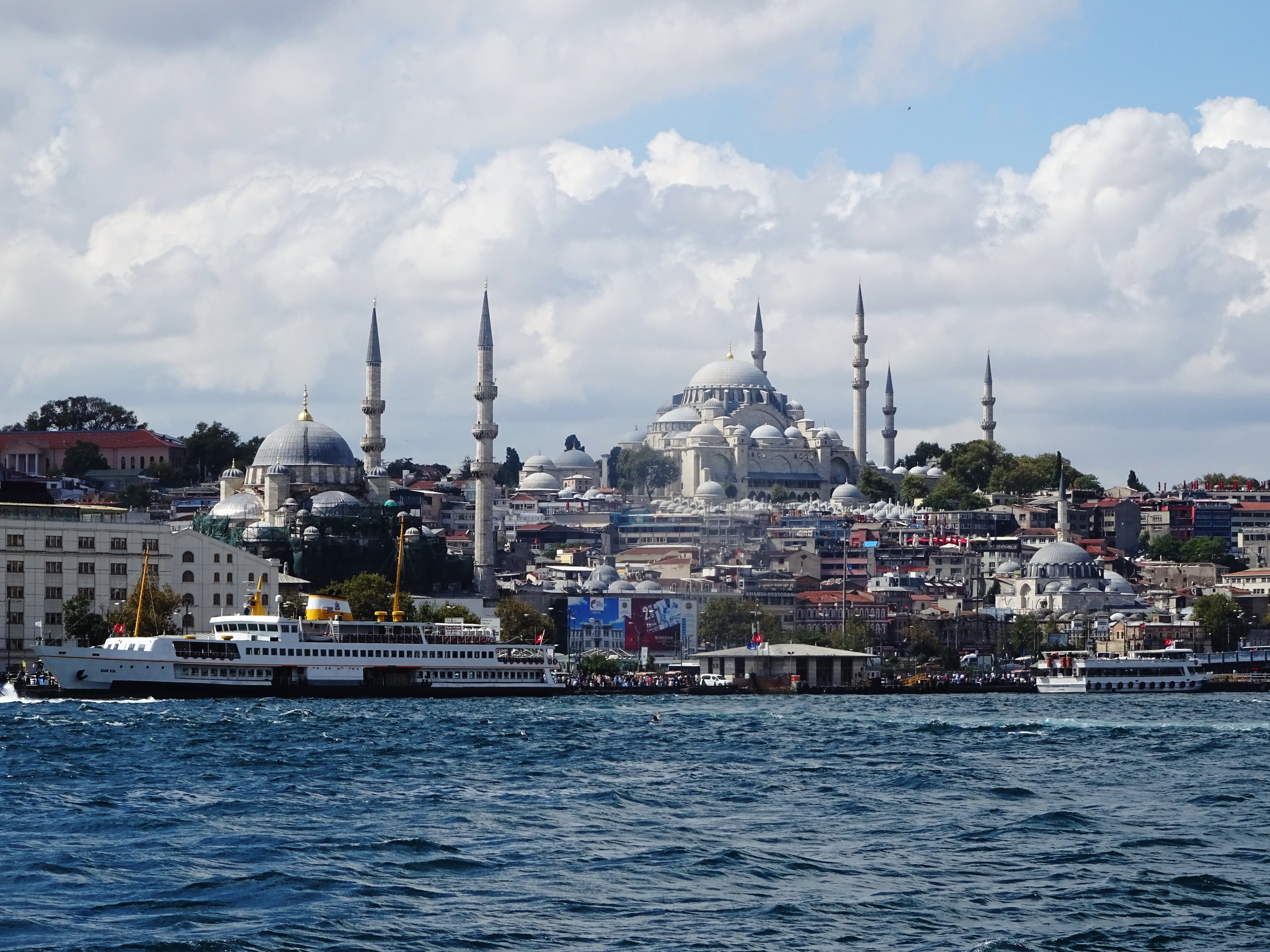 Стамбул русскоговорящий. Стамбул Босфор. Стамбул набережная Босфора. Босфорский яхты Стамбула. Стамбул Босфор экскурсия.