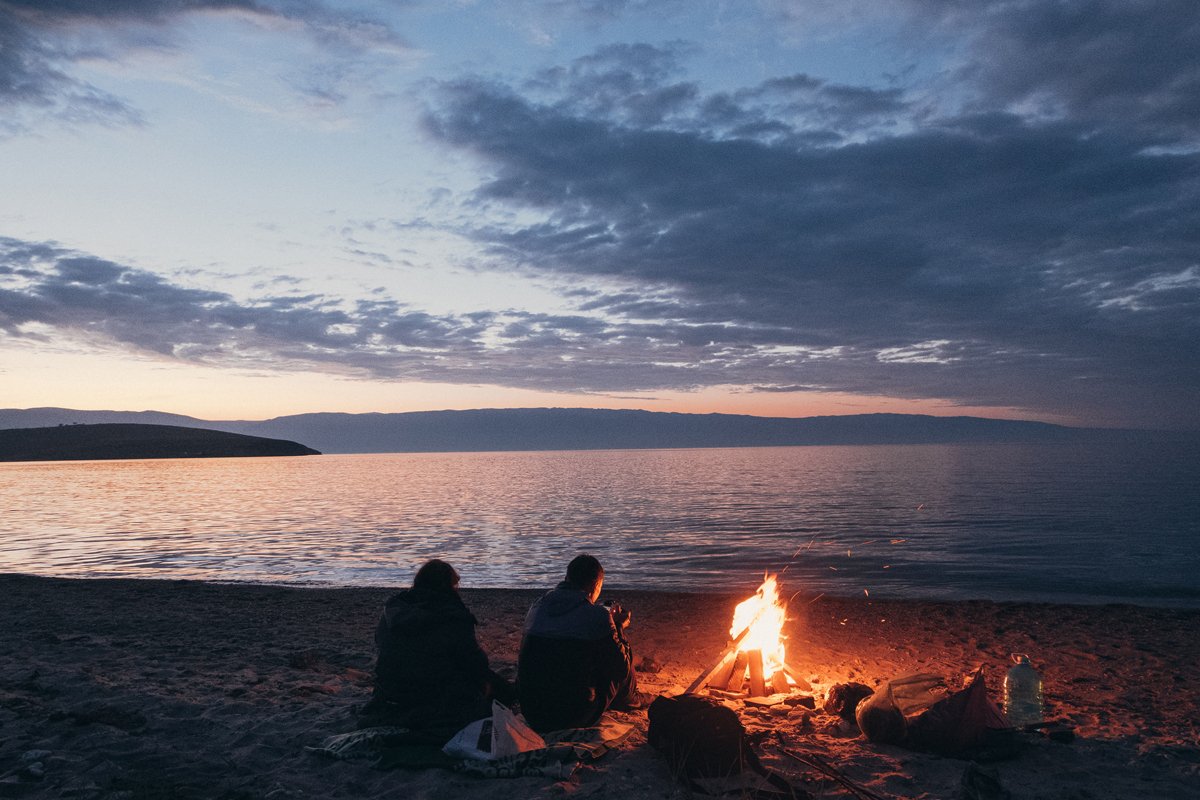 Костер море закат