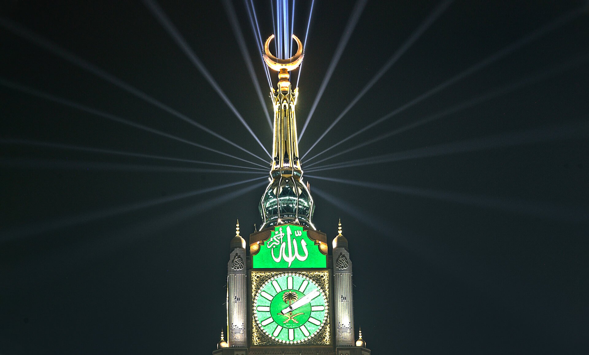 Часы в саудовской аравии. Часовая башня Абрадж Аль-Бейт. Часовой башне Абрадж Аль-Бейт в Мекке. Абрадж Аль-Бейт (часовая Королевская башня). Отель Королевская часовая башня.