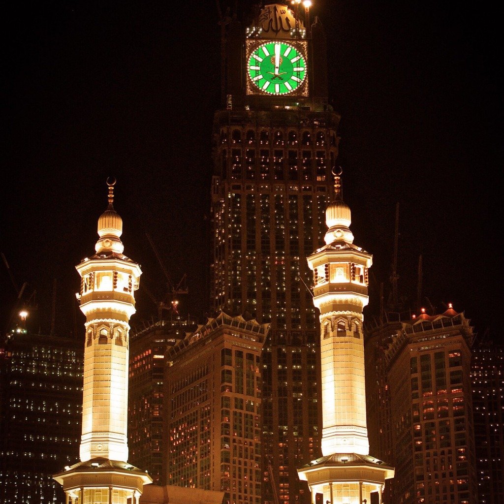 Часы в саудовской аравии. Мека пашня Саудовская Аравия. Абрадж Аль-Бейт Мекка. Часовая башня в Мекке. Саудовская Аравия Мекка часы.