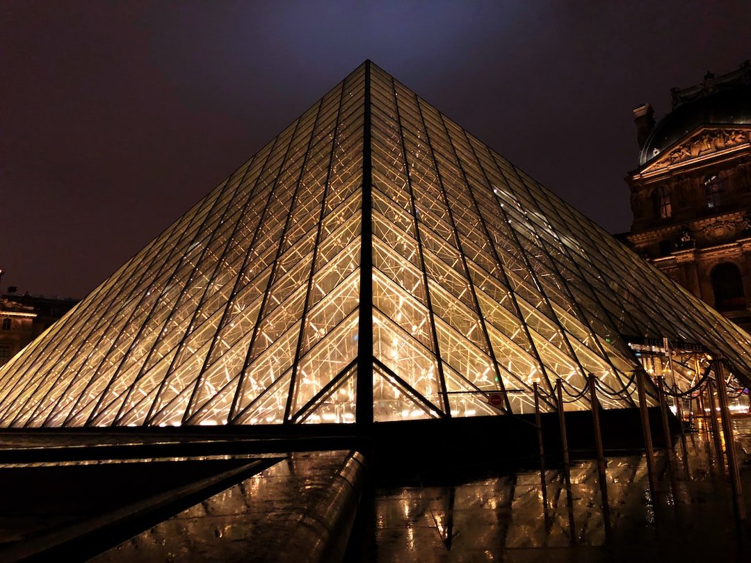 музей в париже со стеклянной пирамидой