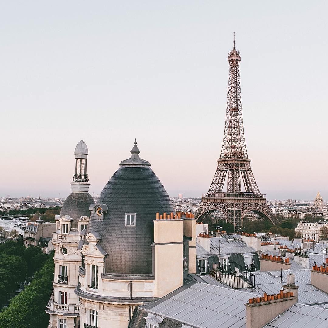 Paris places. Де Франс Париж. Мансарда Монмартра в Париже. Франция Париж Сити. Монмартр вид на Эйфелеву башню.