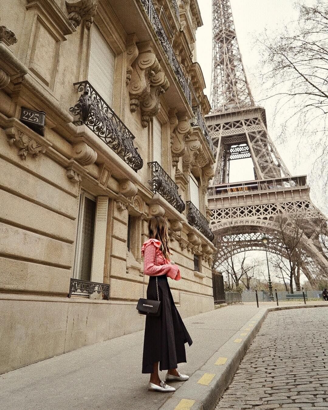 Сайты парижа. Де Майер Париж. Русейкин Париж. Париж улица кафе Эйфелева башня. Девушки на улицах Парижа.