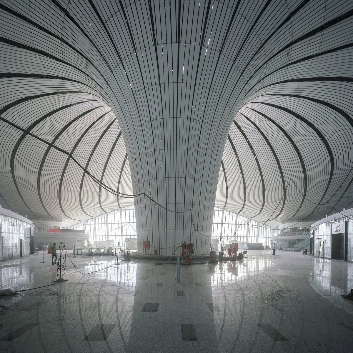 New beijing. Аэропорт Пекин Дасин. Пекин Дасин, Международный аэропорт, Китай. Аэропорт Шоуду Пекин. Заха Хадид Пекинский аэропорт.