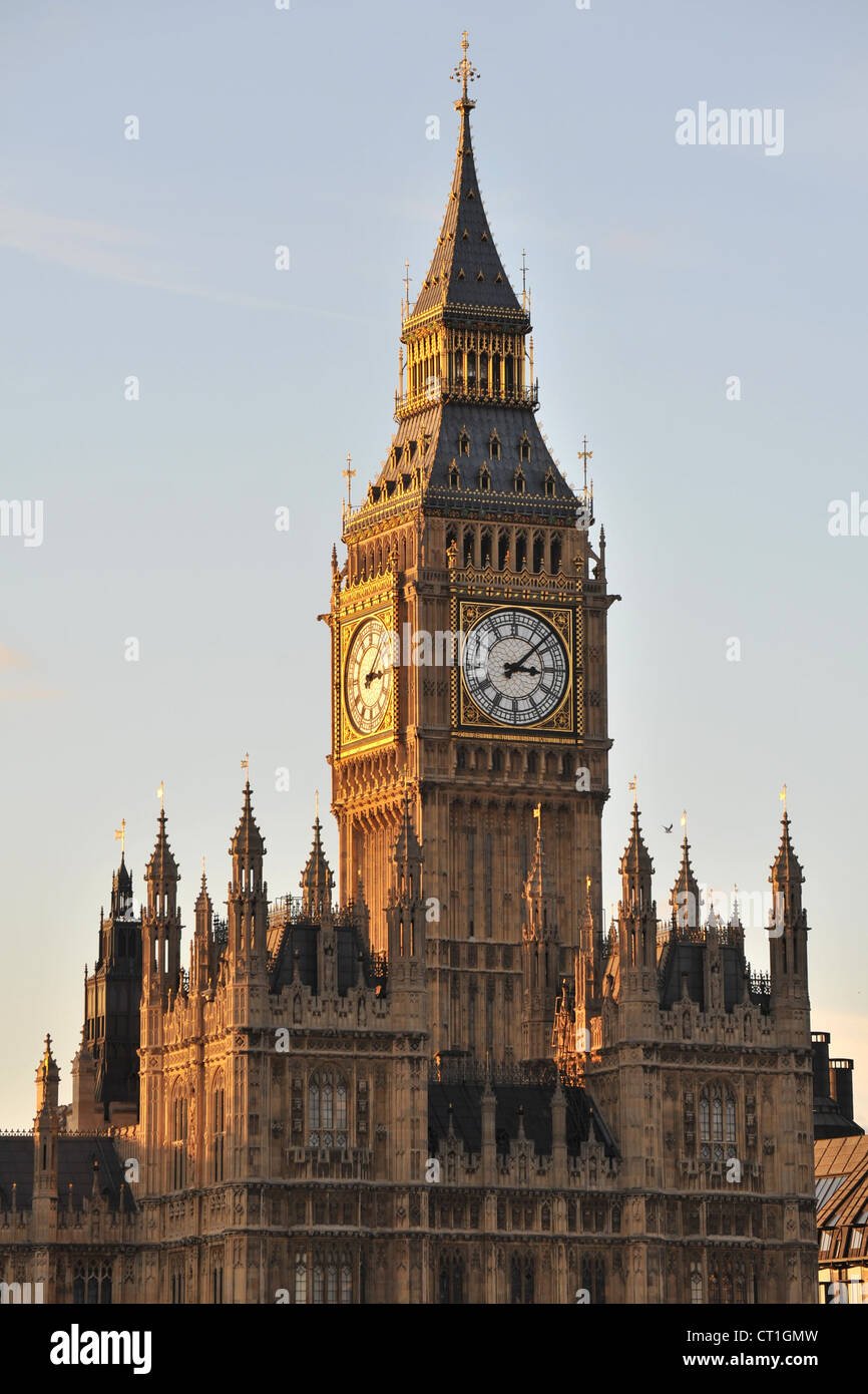 Часовая башня в лондоне