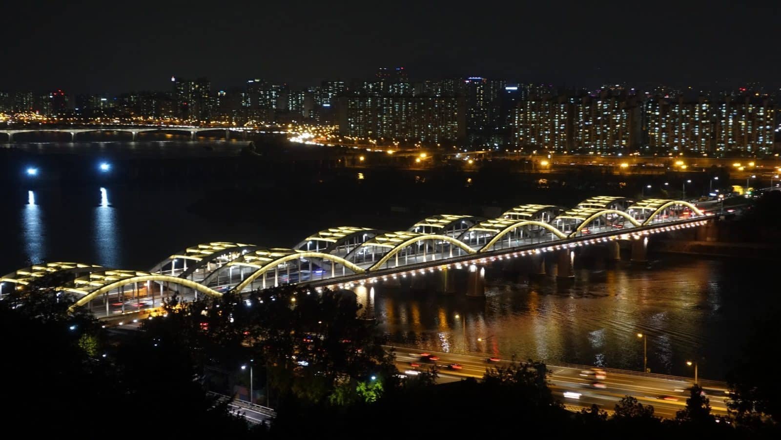 Хана ночи. Южная Корея река Ханган. Набережная Ханган Сеул. Сеул Южная Корея река Хан. Река Ханган в Сеуле.