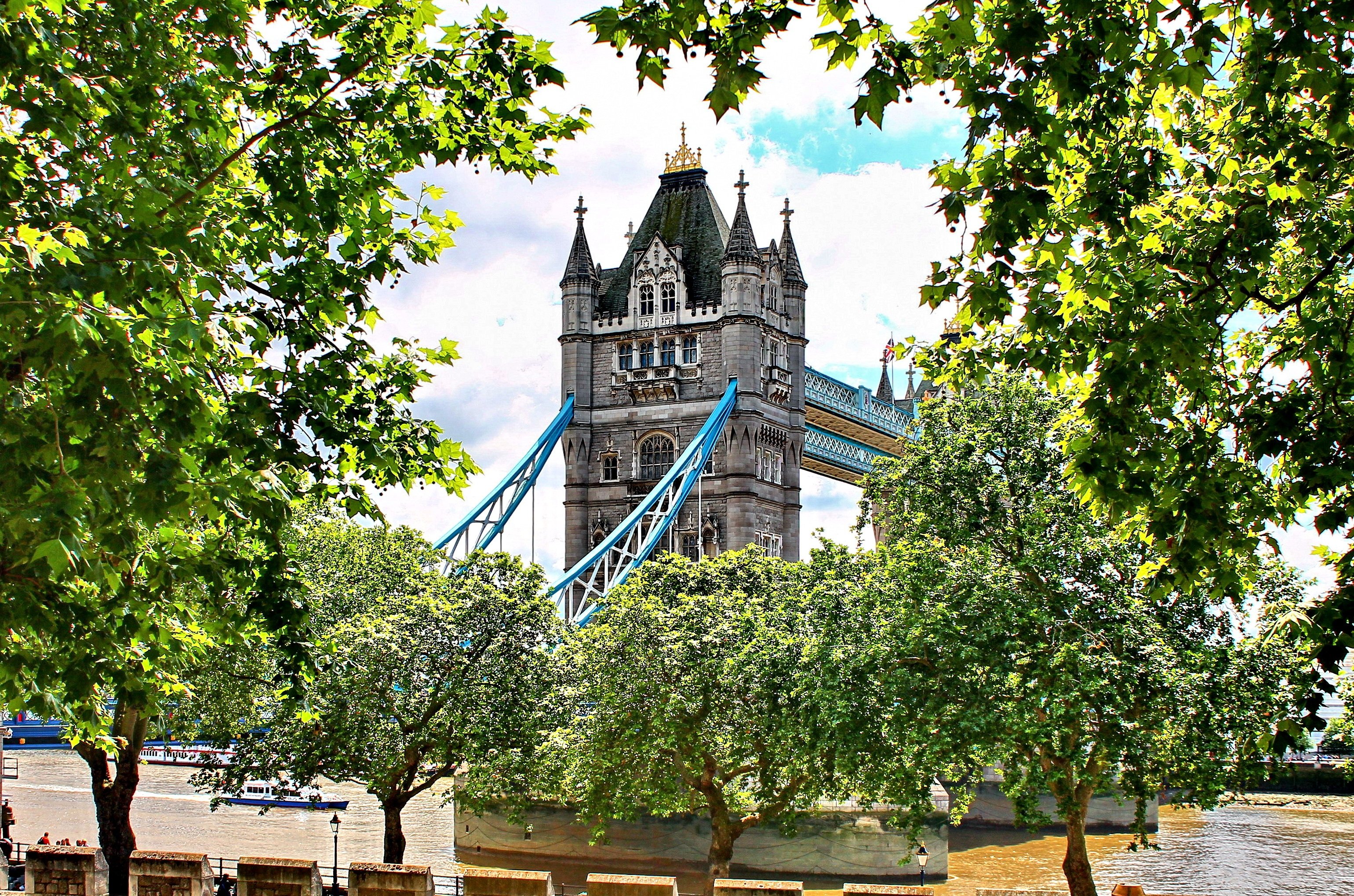 City naturals. Тауэрский мост достопримечательности Лондона. Лондон Тауэр aesthetic. Это Тауэр парк в Лондоне. Тауэрский мост фото.